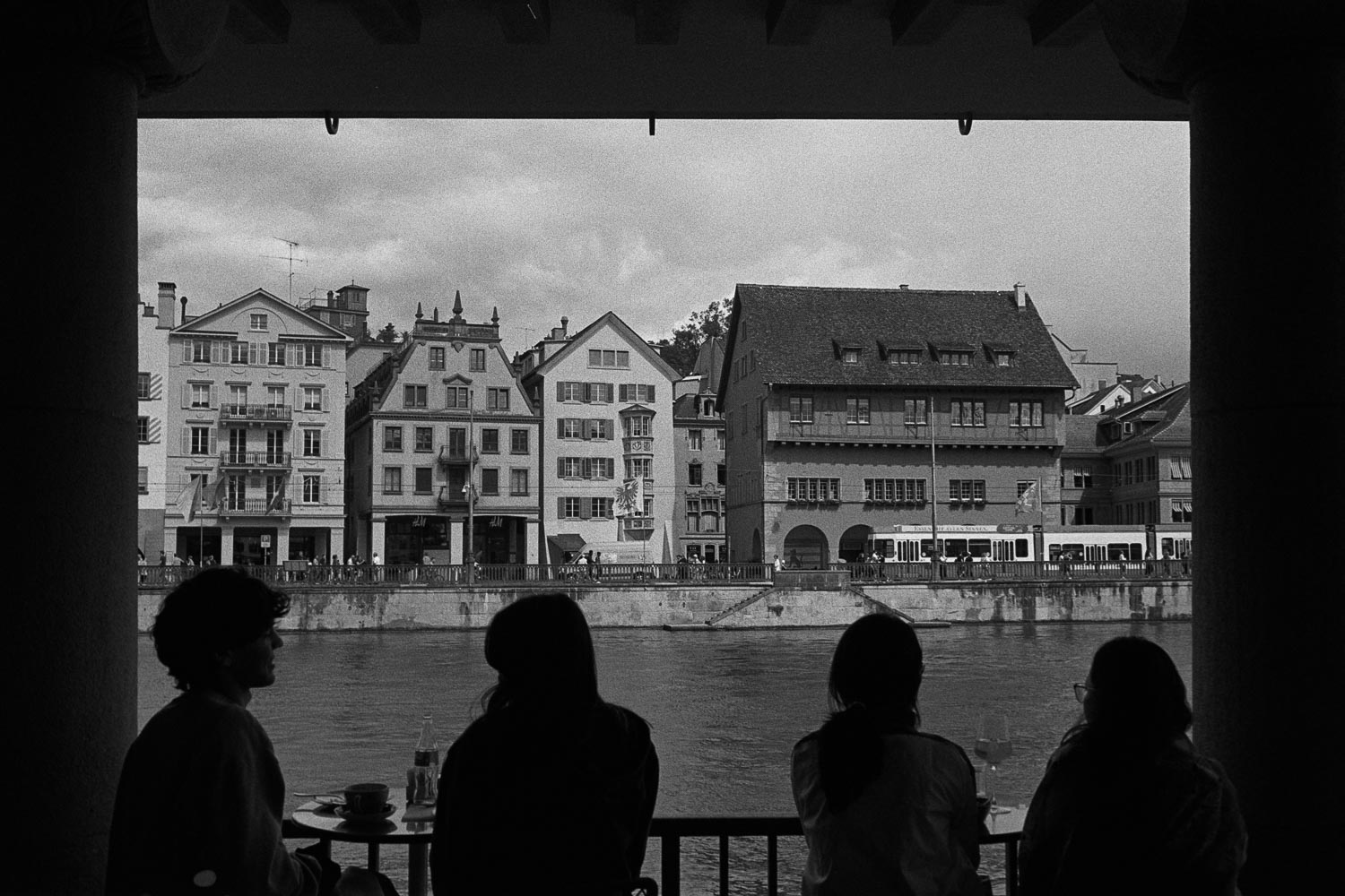 Apéro an der Limmat in Zürich